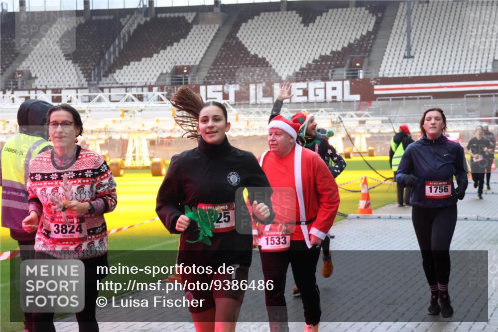 07.12.2025 - St. Pauli X-Mass-Run No. 15 Luisa Fischer http://msf.ph/oto/9386486 07.12.2025 11:40:51 Ziel 3824, 5, 925, 1533, 1756, 52, 726, 727, 1061, 1168, 1169, 1533, 1756, 2031, 2144, 2416, 2417, 2713, 2865, 3554, 3824, 3825, 3850 meine-sportfotos.de