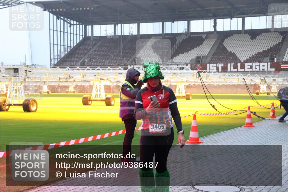 07.12.2025 - St. Pauli X-Mass-Run No. 15 Luisa Fischer http://msf.ph/oto/9386487 07.12.2025 10:20:18 Ziel 3455, 459, 658, 661, 1364, 1553, 1903, 2238, 2750, 2751, 3011, 3013, 3846, 3871, 3893, 4038, 4042, 4071, 4074 meine-sportfotos.de