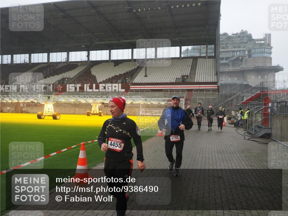 07.12.2025 - St. Pauli X-Mass-Run No. 15 Fabian Wolf http://msf.ph/oto/9386490 07.12.2025 10:15:41 Ziel 2641, 2645, 2652, 2658, 2659, 2745, 3053, 4455 meine-sportfotos.de