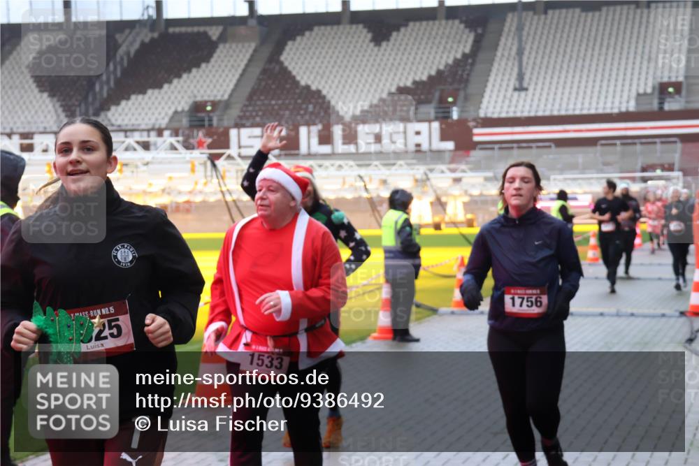 07.12.2025 - St. Pauli X-Mass-Run No. 15 Luisa Fischer http://msf.ph/oto/9386492 07.12.2025 11:40:52 Ziel 1910, 15, 15, 25, 1533, 7, 1756, 52, 726, 727, 1061, 1168, 1169, 1533, 1756, 2144, 2199, 2416, 2417, 2713, 2865, 3554, 3824, 3825, 3850 meine-sportfotos.de