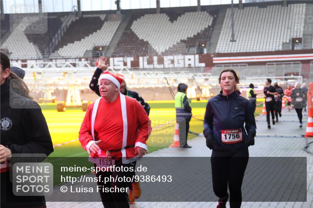 07.12.2025 - St. Pauli X-Mass-Run No. 15 Luisa Fischer http://msf.ph/oto/9386493 07.12.2025 11:40:52 Ziel 1910, 1533, 1756, 52, 726, 727, 1061, 1168, 1169, 1533, 1756, 2144, 2199, 2416, 2417, 2713, 2865, 3554, 3824, 3825, 3850 meine-sportfotos.de