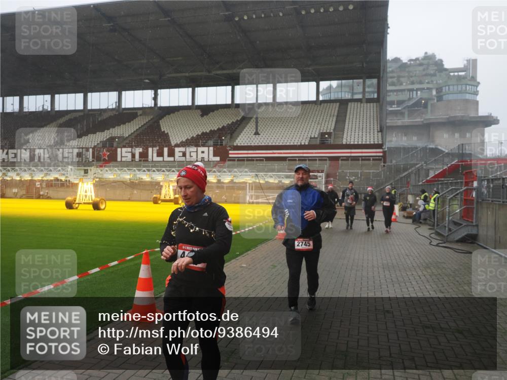 07.12.2025 - St. Pauli X-Mass-Run No. 15 Fabian Wolf http://msf.ph/oto/9386494 07.12.2025 10:15:41 Ziel 2641, 2645, 2652, 2658, 2659, 2745, 3053, 4455 meine-sportfotos.de
