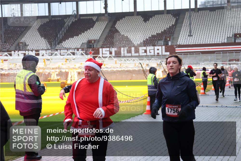07.12.2025 - St. Pauli X-Mass-Run No. 15 Luisa Fischer http://msf.ph/oto/9386496 07.12.2025 11:40:53 Ziel 15, 1533, 15, 1756, 2416, 52, 726, 727, 1061, 1168, 1169, 1533, 1756, 2144, 2199, 2416, 2417, 2713, 2865, 3554, 3824, 3825, 3850 meine-sportfotos.de