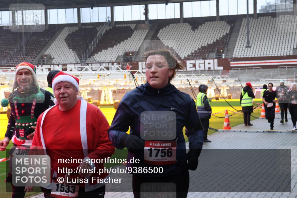07.12.2025 - St. Pauli X-Mass-Run No. 15 Luisa Fischer http://msf.ph/oto/9386500 07.12.2025 11:40:54 Ziel 385, 15, 1533, 15, 1756, 2417, 2416, 52, 726, 727, 1061, 1168, 1169, 1277, 1533, 1756, 2144, 2199, 2416, 2417, 2713, 2865, 3554, 3824, 3825, 3850 meine-sportfotos.de