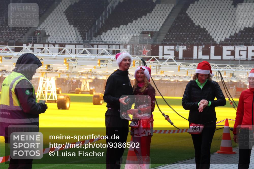 07.12.2025 - St. Pauli X-Mass-Run No. 15 Luisa Fischer http://msf.ph/oto/9386502 07.12.2025 10:20:32 Ziel 3724, 15, 661, 459, 1364, 1553, 1903, 2238, 2751, 2855, 3832, 3846, 3871, 3893, 4042, 4071, 4074, 4116, 4503, 4523 meine-sportfotos.de