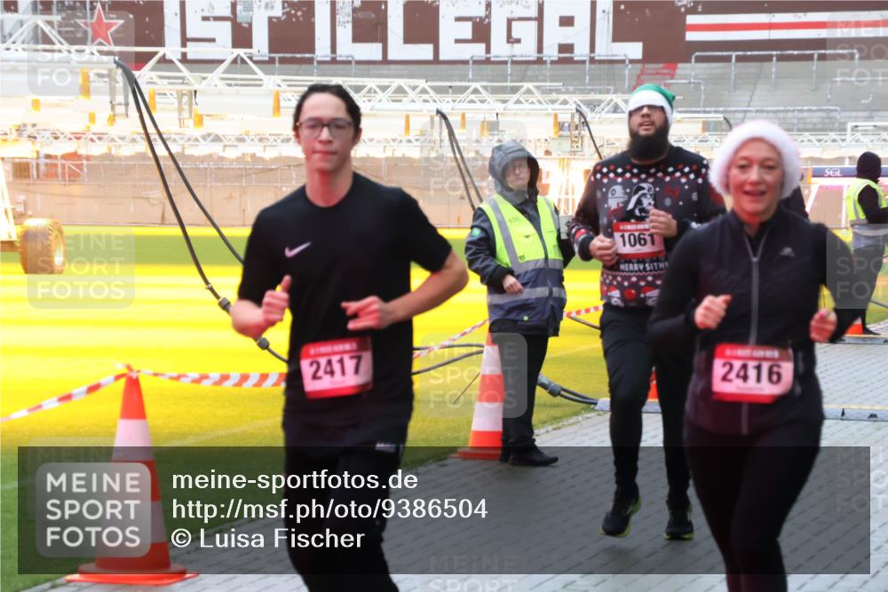 07.12.2025 - St. Pauli X-Mass-Run No. 15 Luisa Fischer http://msf.ph/oto/9386504 07.12.2025 11:40:59 Ziel 2417, 656, 1061, 2416, 52, 726, 727, 1061, 1277, 1533, 1756, 2144, 2199, 2416, 2417, 2713, 2865, 2976, 3554, 3592, 3619, 3824, 3825, 3850, 4608 meine-sportfotos.de