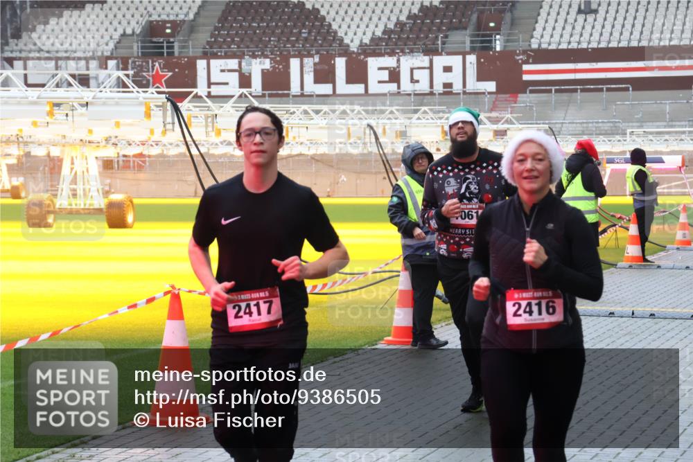 07.12.2025 - St. Pauli X-Mass-Run No. 15 Luisa Fischer http://msf.ph/oto/9386505 07.12.2025 11:40:59 Ziel 2417, 656, 5, 061, 2416, 52, 726, 727, 1061, 1277, 1533, 1756, 2144, 2199, 2416, 2417, 2713, 2865, 2976, 3554, 3592, 3619, 3824, 3825, 3850, 4608 meine-sportfotos.de