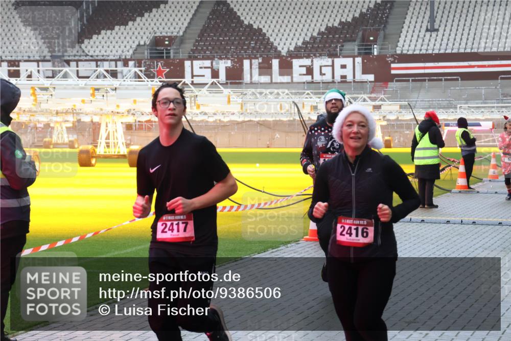 07.12.2025 - St. Pauli X-Mass-Run No. 15 Luisa Fischer http://msf.ph/oto/9386506 07.12.2025 11:40:59 Ziel 2417, 15, 2416, 52, 726, 727, 1061, 1277, 1533, 1756, 2144, 2199, 2416, 2417, 2713, 2865, 2976, 3554, 3592, 3619, 3824, 3825, 3850, 4608 meine-sportfotos.de