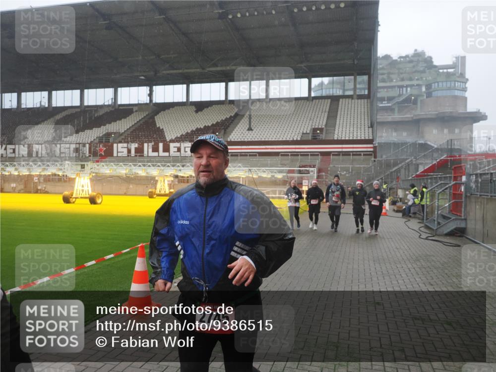 07.12.2025 - St. Pauli X-Mass-Run No. 15 Fabian Wolf http://msf.ph/oto/9386515 07.12.2025 10:15:43 Ziel 2641, 2645, 2652, 2658, 2659, 2745, 3053, 4455 meine-sportfotos.de