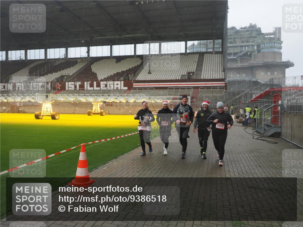 07.12.2025 - St. Pauli X-Mass-Run No. 15 Fabian Wolf http://msf.ph/oto/9386518 07.12.2025 10:15:46 Ziel 2641, 2645, 2652, 2658, 2659, 2745, 3053, 4455 meine-sportfotos.de