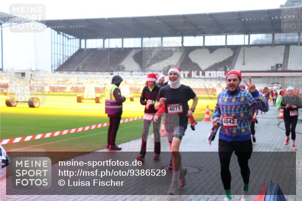07.12.2025 - St. Pauli X-Mass-Run No. 15 Luisa Fischer http://msf.ph/oto/9386529 07.12.2025 10:20:35 Ziel 4071, 4042, 447, 452, 459, 461, 478, 1364, 1553, 1903, 2187, 2238, 2751, 2855, 3473, 3832, 3846, 3871, 3893, 4042, 4071, 4116, 4503, 4523 meine-sportfotos.de
