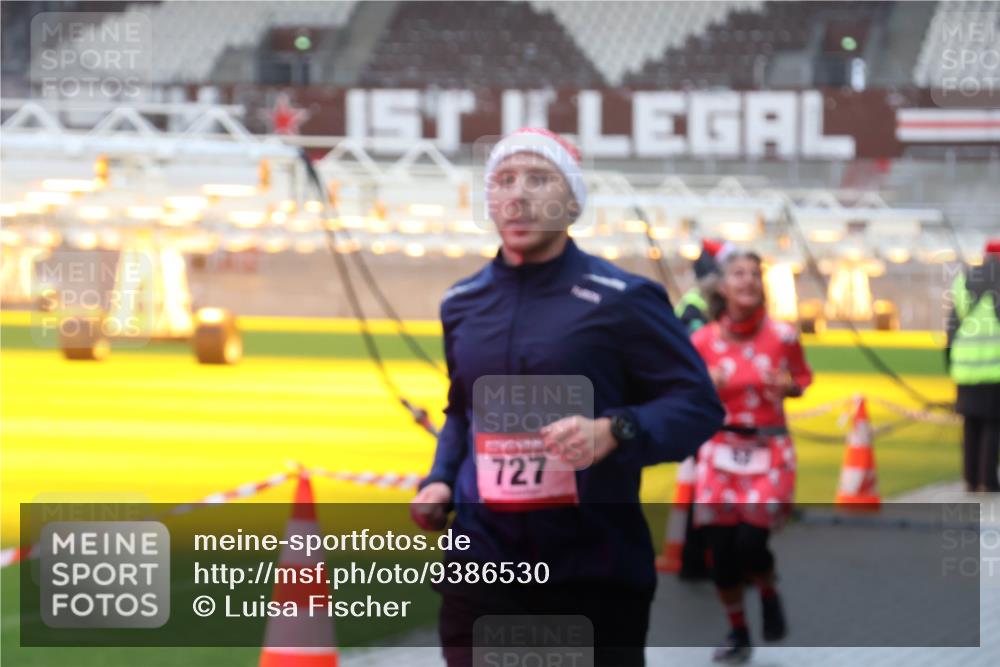 07.12.2025 - St. Pauli X-Mass-Run No. 15 Luisa Fischer http://msf.ph/oto/9386530 07.12.2025 11:41:06 Ziel 1, 727, 52, 726, 727, 1061, 1277, 1756, 2144, 2199, 2292, 2294, 2416, 2417, 2425, 2713, 2865, 2947, 2976, 3259, 3554, 3592, 3619, 3824, 3825, 3850, 3912, 4608 meine-sportfotos.de