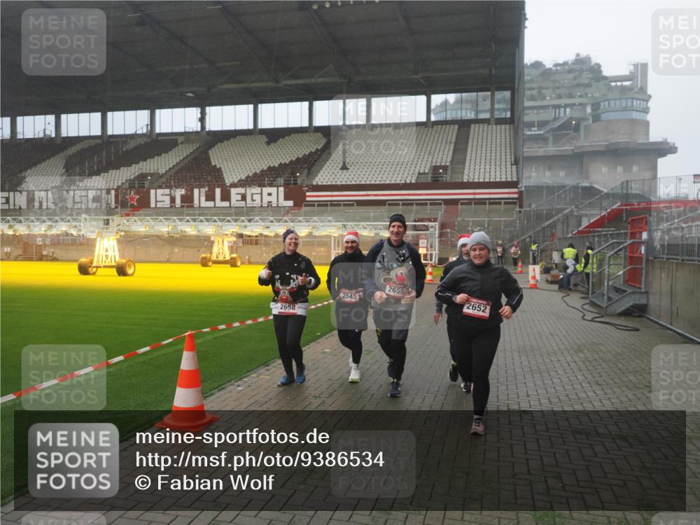 07.12.2025 - St. Pauli X-Mass-Run No. 15 Fabian Wolf http://msf.ph/oto/9386534 07.12.2025 10:15:46 Ziel 2641, 2645, 2652, 2658, 2659, 2745, 3053, 4455 meine-sportfotos.de