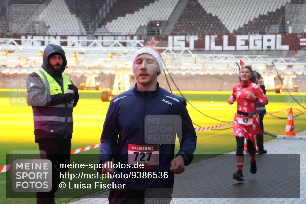 07.12.2025 - St. Pauli X-Mass-Run No. 15 Luisa Fischer http://msf.ph/oto/9386536 07.12.2025 11:41:06 Ziel 670, 15, 727, 52, 726, 727, 1061, 1277, 1756, 2144, 2199, 2292, 2294, 2416, 2417, 2425, 2713, 2865, 2947, 2976, 3259, 3554, 3592, 3619, 3824, 3825, 3850, 3912, 4608 meine-sportfotos.de