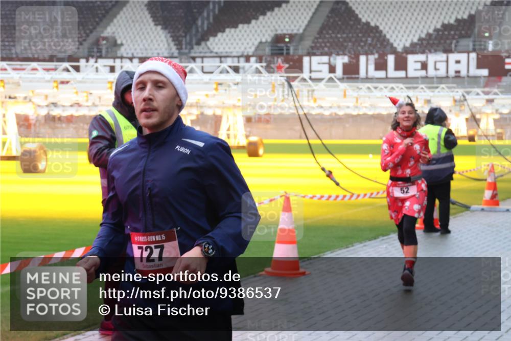 07.12.2025 - St. Pauli X-Mass-Run No. 15 Luisa Fischer http://msf.ph/oto/9386537 07.12.2025 11:41:07 Ziel 670, 15, 727, 52, 52, 726, 727, 1061, 1277, 1756, 2144, 2199, 2292, 2294, 2416, 2417, 2425, 2713, 2865, 2947, 2976, 3259, 3554, 3592, 3619, 3824, 3825, 3850, 3912, 4608 meine-sportfotos.de