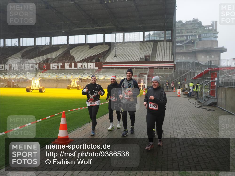 07.12.2025 - St. Pauli X-Mass-Run No. 15 Fabian Wolf http://msf.ph/oto/9386538 07.12.2025 10:15:47 Ziel 2641, 2645, 2652, 2658, 2659, 2745, 4455 meine-sportfotos.de