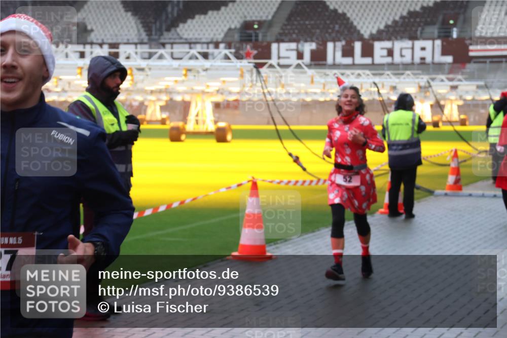 07.12.2025 - St. Pauli X-Mass-Run No. 15 Luisa Fischer http://msf.ph/oto/9386539 07.12.2025 11:41:07 Ziel 5, 27, 52, 52, 726, 727, 1061, 1277, 1756, 2144, 2199, 2292, 2294, 2416, 2417, 2425, 2713, 2865, 2947, 2976, 3259, 3554, 3592, 3619, 3824, 3825, 3850, 3912, 4608 meine-sportfotos.de