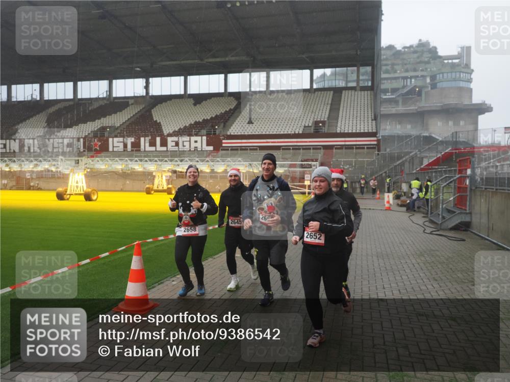07.12.2025 - St. Pauli X-Mass-Run No. 15 Fabian Wolf http://msf.ph/oto/9386542 07.12.2025 10:15:47 Ziel 2641, 2645, 2652, 2658, 2659, 2745, 4455 meine-sportfotos.de