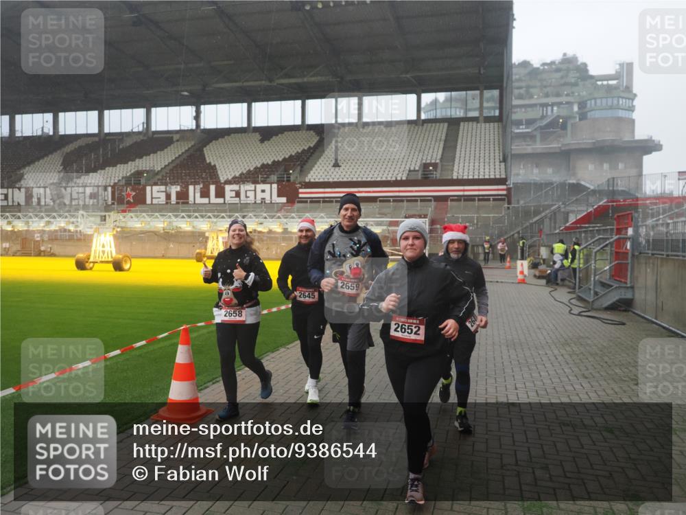07.12.2025 - St. Pauli X-Mass-Run No. 15 Fabian Wolf http://msf.ph/oto/9386544 07.12.2025 10:15:47 Ziel 2641, 2645, 2652, 2658, 2659, 2745, 4455 meine-sportfotos.de