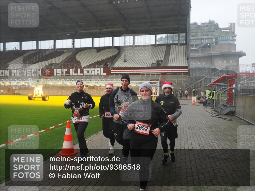 07.12.2025 - St. Pauli X-Mass-Run No. 15 Fabian Wolf http://msf.ph/oto/9386548 07.12.2025 10:15:47 Ziel 2641, 2645, 2652, 2658, 2659, 2745, 4455 meine-sportfotos.de