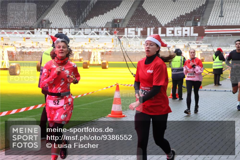 07.12.2025 - St. Pauli X-Mass-Run No. 15 Luisa Fischer http://msf.ph/oto/9386552 07.12.2025 11:41:09 Ziel 52, 72, 2865, 52, 726, 727, 1061, 1277, 1756, 2144, 2199, 2292, 2294, 2416, 2417, 2425, 2713, 2865, 2947, 2976, 3259, 3554, 3592, 3619, 3824, 3825, 3850, 3912, 4608 meine-sportfotos.de
