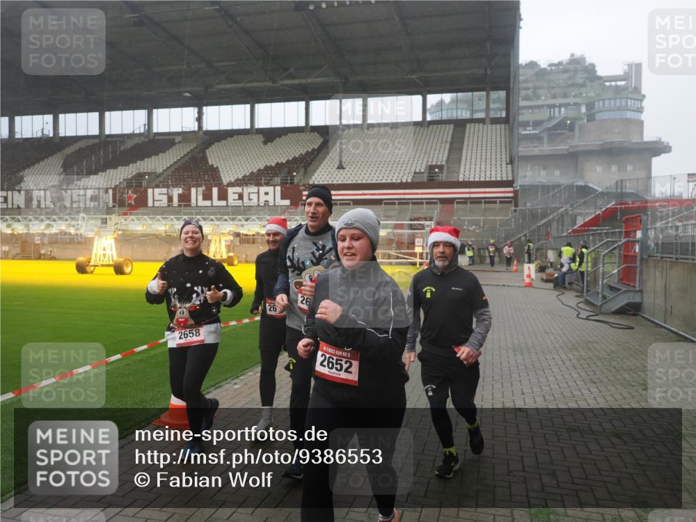 07.12.2025 - St. Pauli X-Mass-Run No. 15 Fabian Wolf http://msf.ph/oto/9386553 07.12.2025 10:15:47 Ziel 2641, 2645, 2652, 2658, 2659, 2745, 4455 meine-sportfotos.de