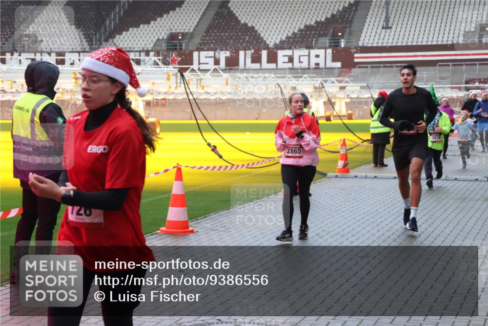 07.12.2025 - St. Pauli X-Mass-Run No. 15 Luisa Fischer http://msf.ph/oto/9386556 07.12.2025 11:41:09 Ziel 720, 2865, 3619, 52, 726, 727, 1061, 1277, 1756, 2144, 2199, 2292, 2294, 2416, 2417, 2425, 2713, 2865, 2947, 2976, 3259, 3554, 3592, 3619, 3824, 3825, 3850, 3912, 4608 meine-sportfotos.de