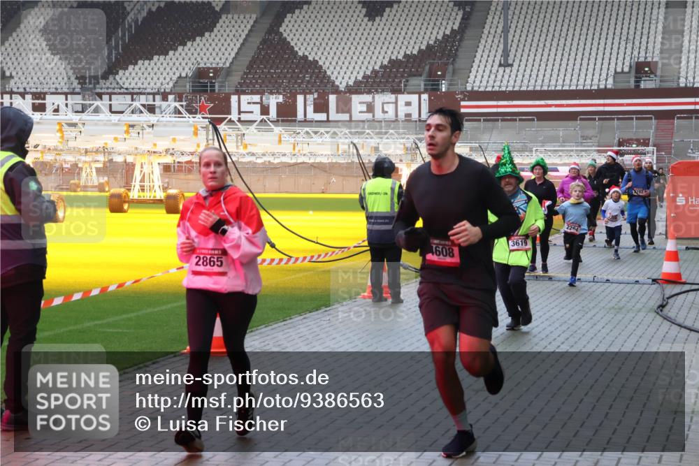 07.12.2025 - St. Pauli X-Mass-Run No. 15 Luisa Fischer http://msf.ph/oto/9386563 07.12.2025 11:41:11 Ziel 2865, 3619, 608, 2294, 292, 52, 726, 727, 1061, 1277, 1756, 2144, 2199, 2292, 2294, 2416, 2417, 2425, 2708, 2710, 2713, 2865, 2947, 2976, 3259, 3554, 3592, 3619, 3824, 3825, 3850, 3880, 3885, 3912, 4608 meine-sportfotos.de