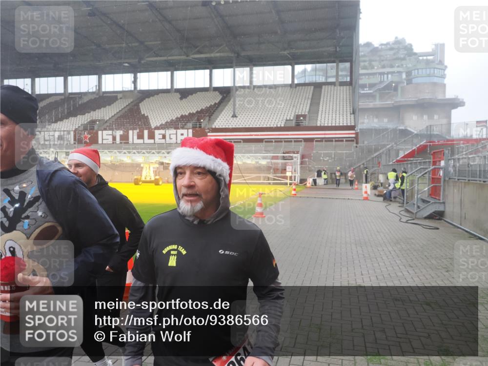 07.12.2025 - St. Pauli X-Mass-Run No. 15 Fabian Wolf http://msf.ph/oto/9386566 07.12.2025 10:15:48 Ziel 2641, 2645, 2652, 2658, 2659, 2745, 4455 meine-sportfotos.de