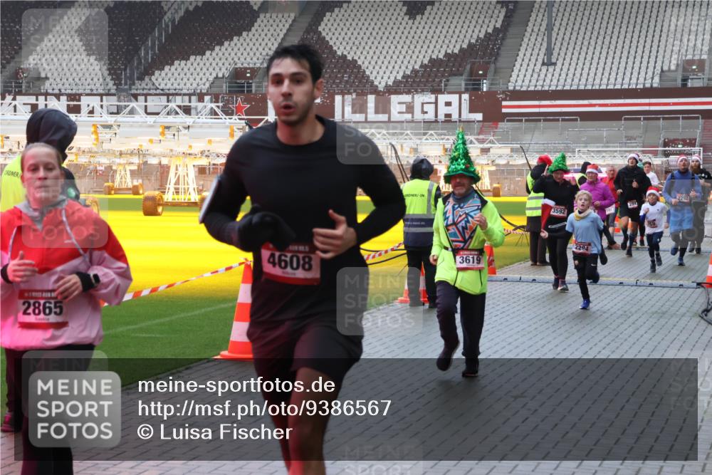 07.12.2025 - St. Pauli X-Mass-Run No. 15 Luisa Fischer http://msf.ph/oto/9386567 07.12.2025 11:41:12 Ziel 2865, 4608, 3592, 294, 3619, 2294, 2292, 52, 726, 727, 1061, 1277, 1756, 2144, 2199, 2292, 2294, 2416, 2417, 2425, 2708, 2710, 2713, 2865, 2947, 2976, 3259, 3554, 3592, 3619, 3824, 3825, 3850, 3880, 3885, 3912, 4608 meine-sportfotos.de