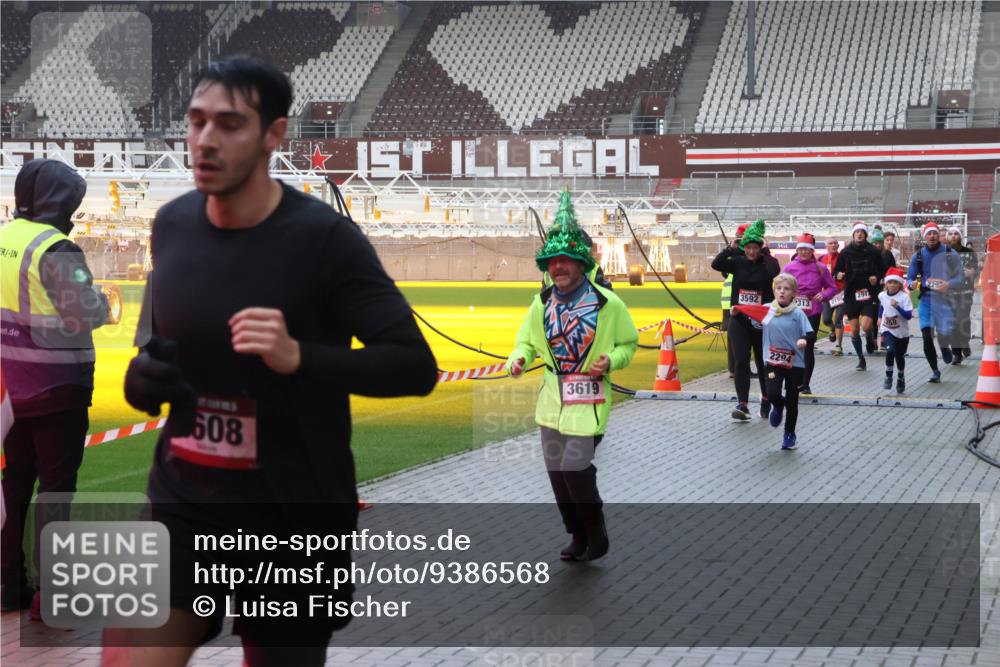 07.12.2025 - St. Pauli X-Mass-Run No. 15 Luisa Fischer http://msf.ph/oto/9386568 07.12.2025 11:41:12 Ziel 608, 3619, 3592, 313, 2199, 2947, 294, 259, 52, 726, 727, 1061, 1277, 1756, 2144, 2199, 2292, 2294, 2416, 2417, 2425, 2708, 2710, 2713, 2865, 2947, 2976, 3259, 3554, 3592, 3619, 3824, 3825, 3850, 3880, 3885, 3912, 4608 meine-sportfotos.de