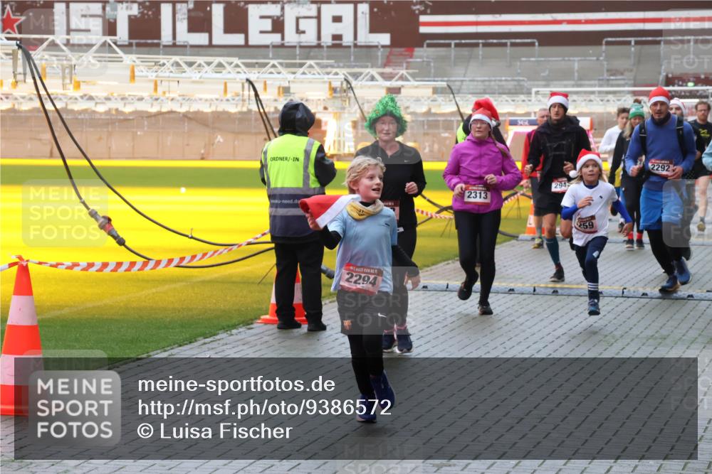 07.12.2025 - St. Pauli X-Mass-Run No. 15 Luisa Fischer http://msf.ph/oto/9386572 07.12.2025 11:41:14 Ziel 1, 2294, 2313, 294, 2292, 59, 52, 726, 727, 1061, 1277, 1756, 2144, 2199, 2292, 2294, 2416, 2417, 2425, 2708, 2710, 2713, 2865, 2947, 2976, 3259, 3554, 3592, 3619, 3824, 3825, 3850, 3880, 3885, 3912, 4608 meine-sportfotos.de