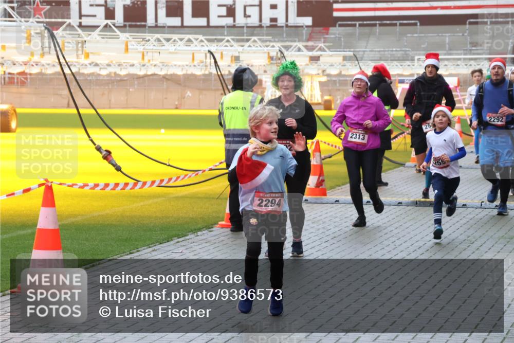 07.12.2025 - St. Pauli X-Mass-Run No. 15 Luisa Fischer http://msf.ph/oto/9386573 07.12.2025 11:41:14 Ziel 2294, 2313, 29, 2292, 52, 726, 727, 1061, 1277, 1756, 2144, 2199, 2292, 2294, 2416, 2417, 2425, 2708, 2710, 2713, 2865, 2947, 2976, 3259, 3554, 3592, 3619, 3824, 3825, 3850, 3880, 3885, 3912, 4608 meine-sportfotos.de