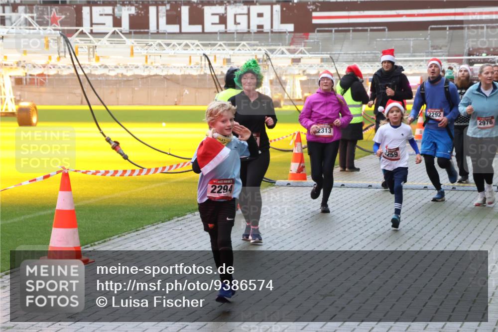 07.12.2025 - St. Pauli X-Mass-Run No. 15 Luisa Fischer http://msf.ph/oto/9386574 07.12.2025 11:41:14 Ziel 2294, 2313, 259, 2292, 2976, 52, 726, 727, 1061, 1277, 1756, 2144, 2199, 2292, 2294, 2416, 2417, 2425, 2708, 2710, 2713, 2865, 2947, 2976, 3259, 3554, 3592, 3619, 3824, 3825, 3850, 3880, 3885, 3912, 4608 meine-sportfotos.de