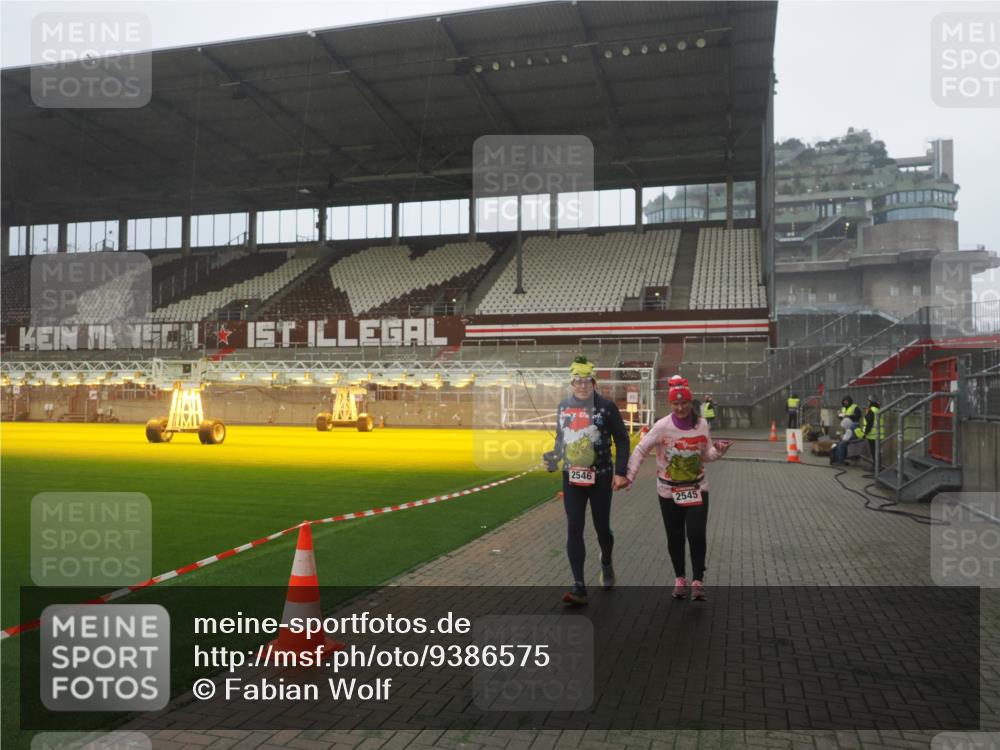 07.12.2025 - St. Pauli X-Mass-Run No. 15 Fabian Wolf http://msf.ph/oto/9386575 07.12.2025 10:16:03 Ziel 2545, 2546 meine-sportfotos.de