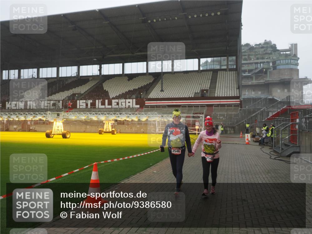 07.12.2025 - St. Pauli X-Mass-Run No. 15 Fabian Wolf http://msf.ph/oto/9386580 07.12.2025 10:16:03 Ziel 2545, 2546 meine-sportfotos.de