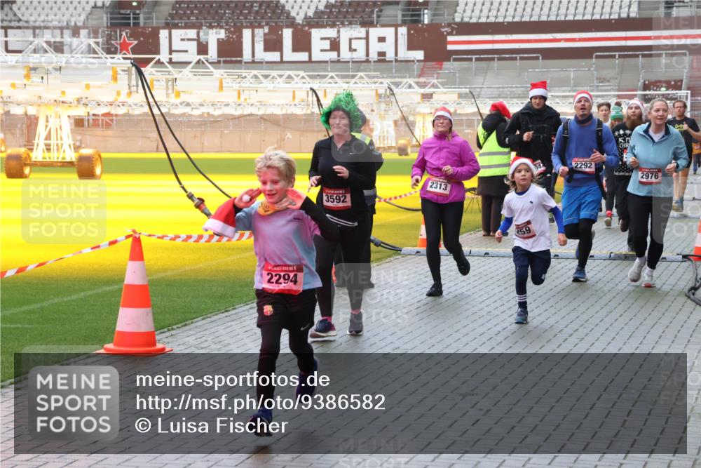 07.12.2025 - St. Pauli X-Mass-Run No. 15 Luisa Fischer http://msf.ph/oto/9386582 07.12.2025 11:41:15 Ziel 15, 2294, 3592, 2313, 59, 2292, 2976, 52, 726, 727, 1061, 1277, 1756, 2144, 2199, 2292, 2294, 2416, 2417, 2425, 2708, 2710, 2713, 2865, 2947, 2976, 3259, 3554, 3592, 3619, 3824, 3825, 3850, 3880, 3885, 3912, 4608 meine-sportfotos.de