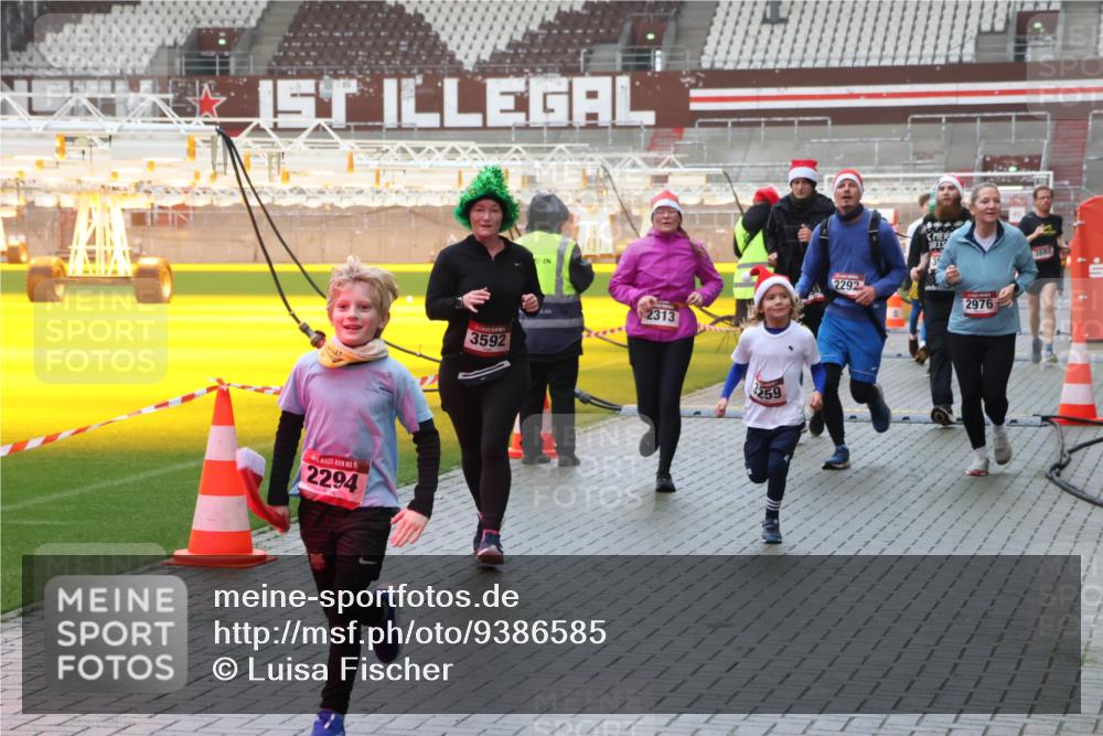 07.12.2025 - St. Pauli X-Mass-Run No. 15 Luisa Fischer http://msf.ph/oto/9386585 07.12.2025 11:41:15 Ziel 2294, 3592, 2313, 259, 2292, 2976, 52, 726, 727, 1061, 1277, 1756, 2144, 2199, 2292, 2294, 2416, 2417, 2425, 2708, 2710, 2713, 2865, 2947, 2976, 3259, 3554, 3592, 3619, 3824, 3825, 3850, 3880, 3885, 3912, 4608 meine-sportfotos.de