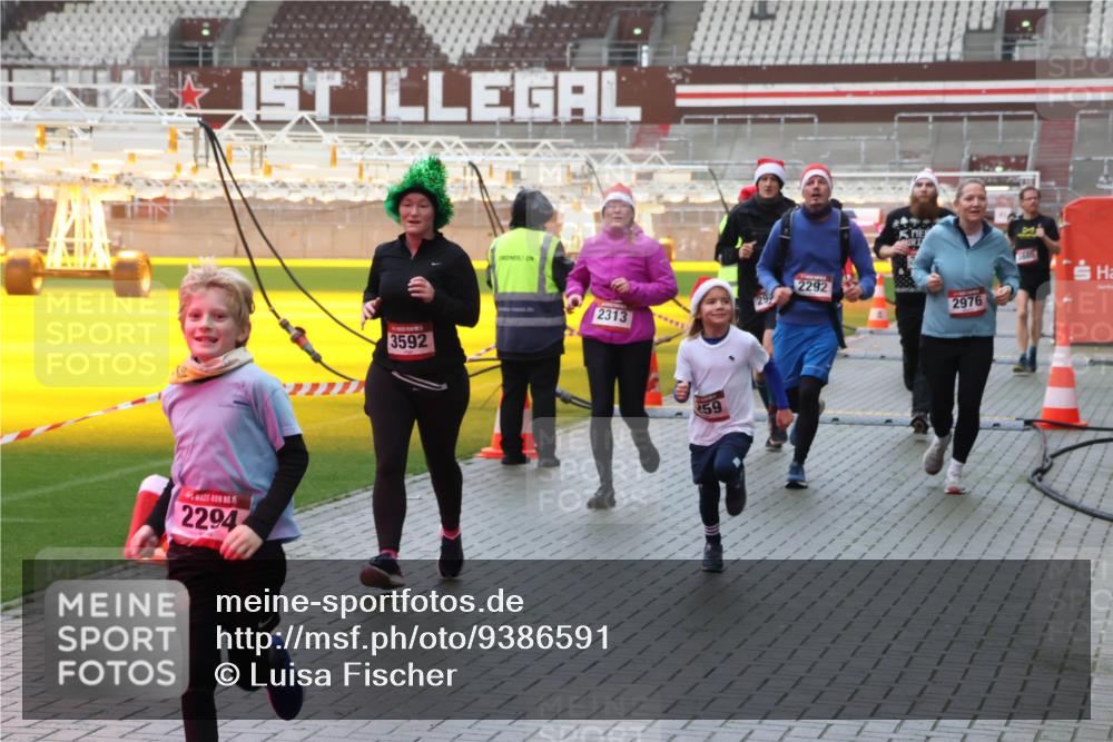 07.12.2025 - St. Pauli X-Mass-Run No. 15 Luisa Fischer http://msf.ph/oto/9386591 07.12.2025 11:41:15 Ziel 2294, 1, 3592, 2313, 59, 2292, 2976, 52, 726, 727, 1061, 1277, 1756, 2144, 2199, 2292, 2294, 2416, 2417, 2425, 2708, 2710, 2713, 2865, 2947, 2976, 3259, 3554, 3592, 3619, 3824, 3825, 3850, 3880, 3885, 3912, 4608 meine-sportfotos.de