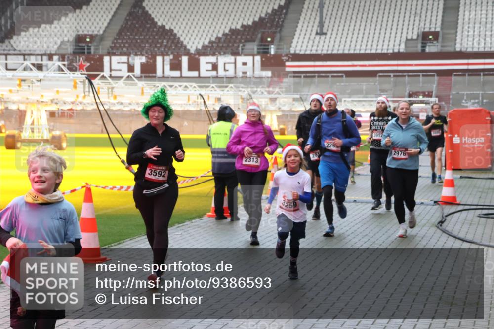 07.12.2025 - St. Pauli X-Mass-Run No. 15 Luisa Fischer http://msf.ph/oto/9386593 07.12.2025 11:41:16 Ziel 15, 294, 3592, 2313, 3259, 225, 3912, 2976, 52, 726, 727, 1061, 1277, 1756, 2144, 2199, 2292, 2294, 2416, 2417, 2425, 2708, 2710, 2713, 2865, 2947, 2976, 3259, 3554, 3592, 3619, 3824, 3825, 3850, 3880, 3885, 3912, 4608 meine-sportfotos.de
