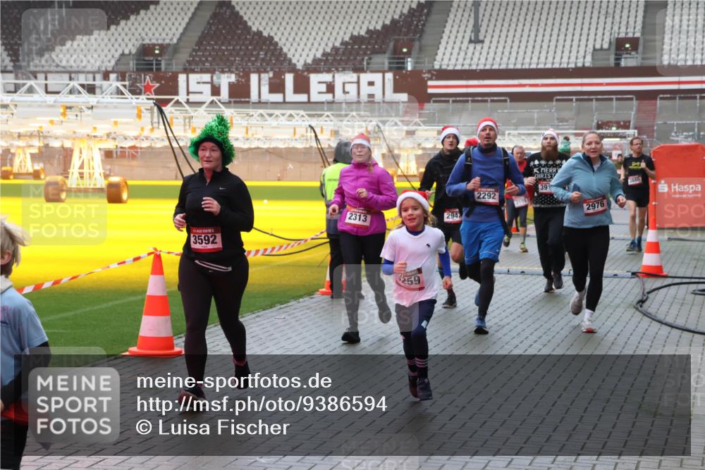 07.12.2025 - St. Pauli X-Mass-Run No. 15 Luisa Fischer http://msf.ph/oto/9386594 07.12.2025 11:41:16 Ziel 3592, 2947, 2313, 259, 2292, 2199, 391, 2976, 52, 726, 727, 1061, 1277, 1756, 2144, 2199, 2292, 2294, 2416, 2417, 2425, 2708, 2710, 2713, 2865, 2947, 2976, 3259, 3554, 3592, 3619, 3824, 3825, 3850, 3880, 3885, 3912, 4608 meine-sportfotos.de