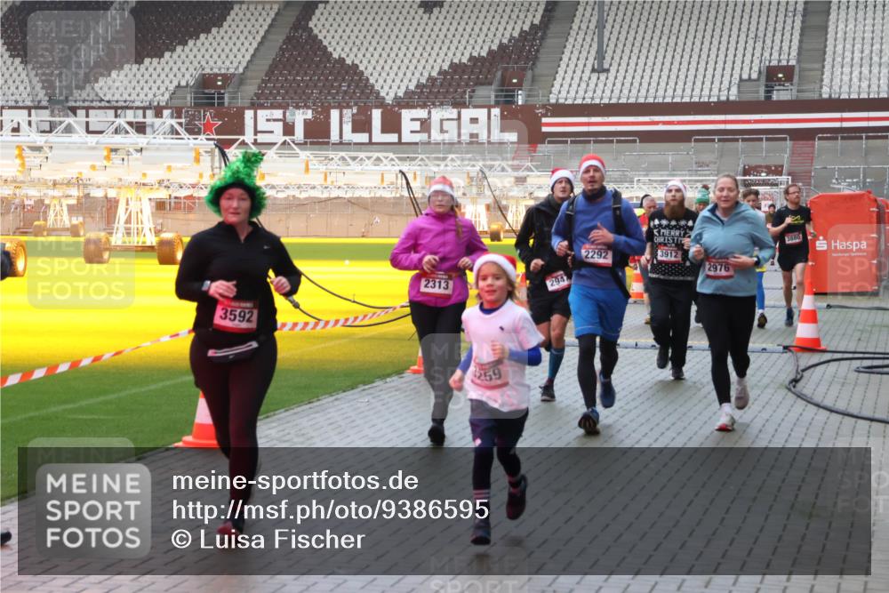 07.12.2025 - St. Pauli X-Mass-Run No. 15 Luisa Fischer http://msf.ph/oto/9386595 07.12.2025 11:41:16 Ziel 3592, 2313, 259, 2292, 3912, 2976, 2947, 3880, 52, 726, 727, 1061, 1277, 1756, 2144, 2199, 2292, 2294, 2416, 2417, 2425, 2708, 2710, 2713, 2865, 2947, 2976, 3259, 3554, 3592, 3619, 3824, 3825, 3850, 3880, 3885, 3912, 4608 meine-sportfotos.de
