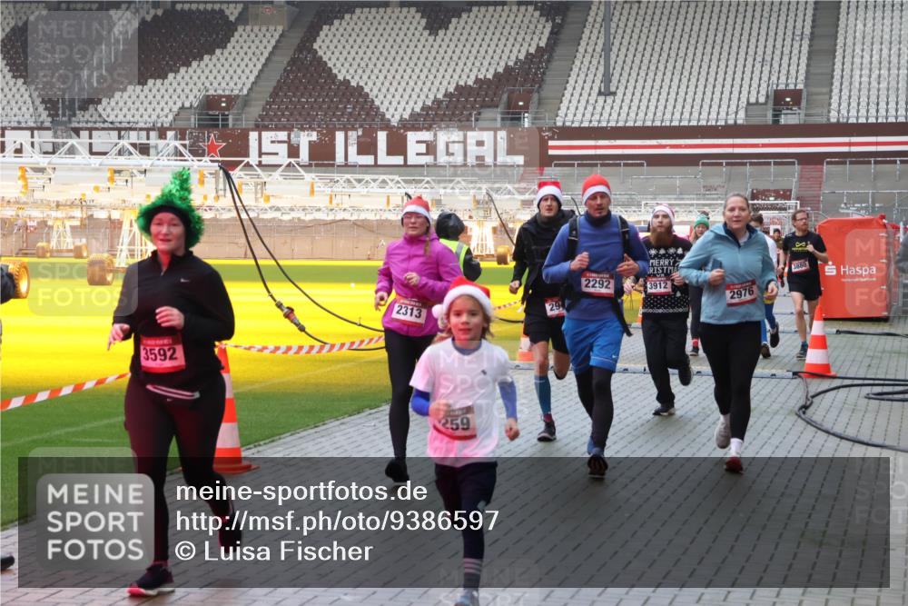 07.12.2025 - St. Pauli X-Mass-Run No. 15 Luisa Fischer http://msf.ph/oto/9386597 07.12.2025 11:41:17 Ziel 3592, 2292, 3912, 29, 2313, 259, 2976, 3880, 52, 726, 727, 1061, 1277, 1756, 2144, 2199, 2292, 2294, 2416, 2417, 2425, 2708, 2710, 2713, 2865, 2947, 2976, 3259, 3554, 3592, 3619, 3824, 3825, 3850, 3880, 3885, 3912, 4608 meine-sportfotos.de