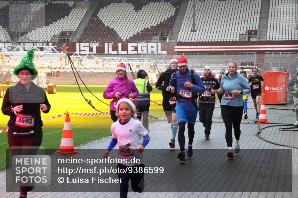 07.12.2025 - St. Pauli X-Mass-Run No. 15 Luisa Fischer http://msf.ph/oto/9386599 07.12.2025 11:41:17 Ziel 3592, 59, 294, 2292, 5912, 2976, 3880, 52, 726, 727, 1061, 1277, 1756, 2144, 2199, 2292, 2294, 2416, 2417, 2425, 2708, 2710, 2713, 2865, 2947, 2976, 3259, 3554, 3592, 3619, 3824, 3825, 3850, 3880, 3885, 3912, 4608 meine-sportfotos.de