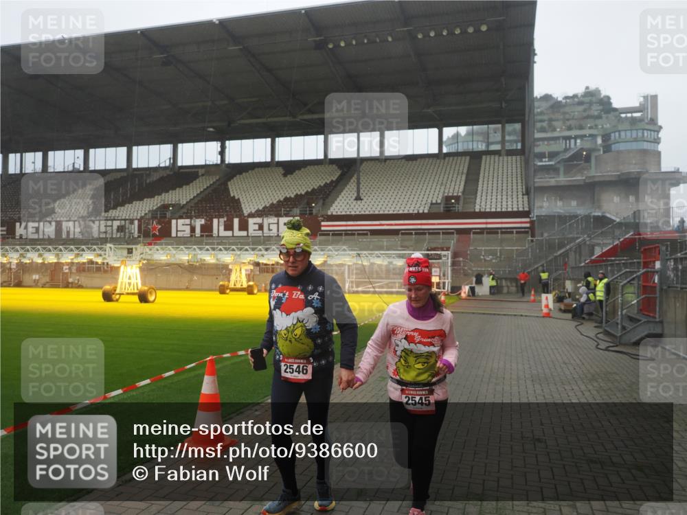 07.12.2025 - St. Pauli X-Mass-Run No. 15 Fabian Wolf http://msf.ph/oto/9386600 07.12.2025 10:16:05 Ziel 2545, 2546 meine-sportfotos.de