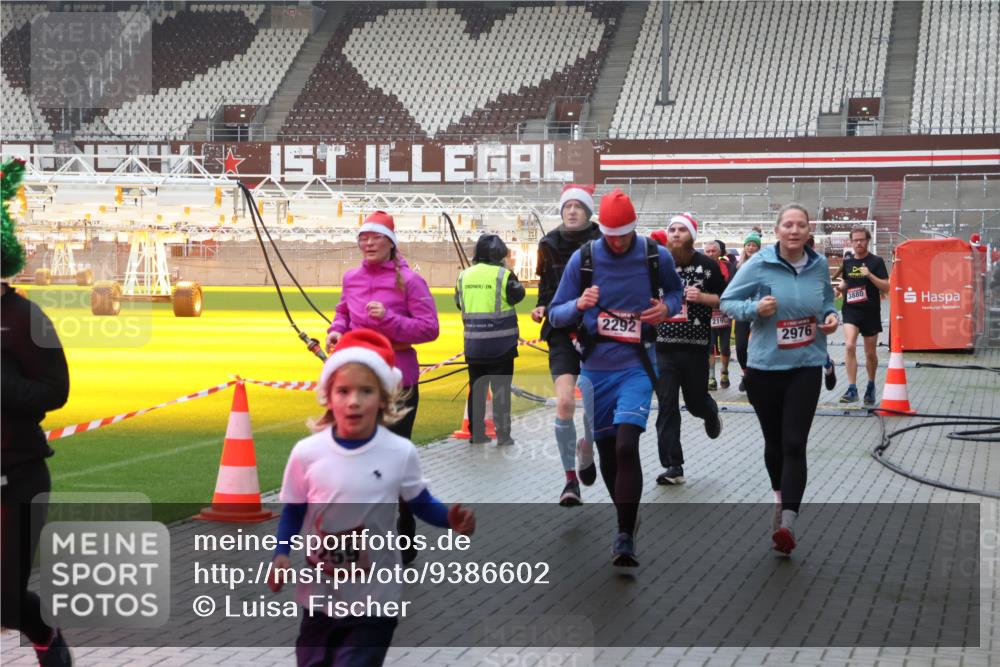 07.12.2025 - St. Pauli X-Mass-Run No. 15 Luisa Fischer http://msf.ph/oto/9386602 07.12.2025 11:41:17 Ziel 259, 2292, 2976, 3880, 52, 726, 727, 1061, 1277, 1756, 2144, 2199, 2292, 2294, 2416, 2417, 2425, 2708, 2710, 2713, 2865, 2947, 2976, 3259, 3554, 3592, 3619, 3824, 3825, 3850, 3880, 3885, 3912, 4608 meine-sportfotos.de