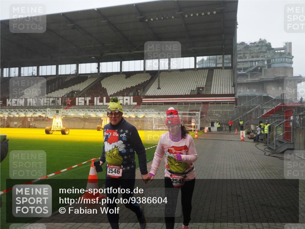 07.12.2025 - St. Pauli X-Mass-Run No. 15 Fabian Wolf http://msf.ph/oto/9386604 07.12.2025 10:16:05 Ziel 2545, 2546 meine-sportfotos.de