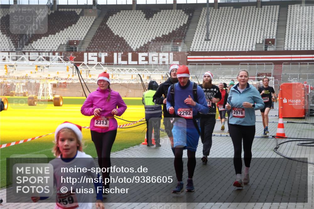 07.12.2025 - St. Pauli X-Mass-Run No. 15 Luisa Fischer http://msf.ph/oto/9386605 07.12.2025 11:41:18 Ziel 59, 2313, 2292, 12, 219, 2976, 3880, 52, 726, 727, 1061, 1277, 1756, 2144, 2199, 2292, 2294, 2416, 2417, 2425, 2708, 2710, 2713, 2865, 2947, 2976, 3259, 3554, 3592, 3619, 3748, 3824, 3825, 3850, 3880, 3885, 3912, 4608 meine-sportfotos.de