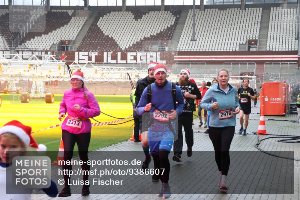 07.12.2025 - St. Pauli X-Mass-Run No. 15 Luisa Fischer http://msf.ph/oto/9386607 07.12.2025 11:41:18 Ziel 2313, 2292, 2976, 3880, 52, 726, 727, 1061, 1277, 1756, 2144, 2199, 2292, 2294, 2416, 2417, 2425, 2708, 2710, 2713, 2865, 2947, 2976, 3259, 3554, 3592, 3619, 3748, 3824, 3825, 3850, 3880, 3885, 3912, 4608 meine-sportfotos.de