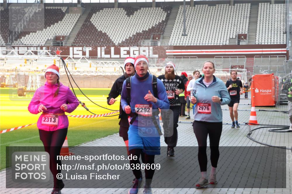 07.12.2025 - St. Pauli X-Mass-Run No. 15 Luisa Fischer http://msf.ph/oto/9386609 07.12.2025 11:41:18 Ziel 2313, 2292, 912, 2976, 3880, 52, 726, 727, 1061, 1277, 1756, 2144, 2199, 2292, 2294, 2416, 2417, 2425, 2708, 2710, 2713, 2865, 2947, 2976, 3259, 3554, 3592, 3619, 3748, 3824, 3825, 3850, 3880, 3885, 3912, 4608 meine-sportfotos.de